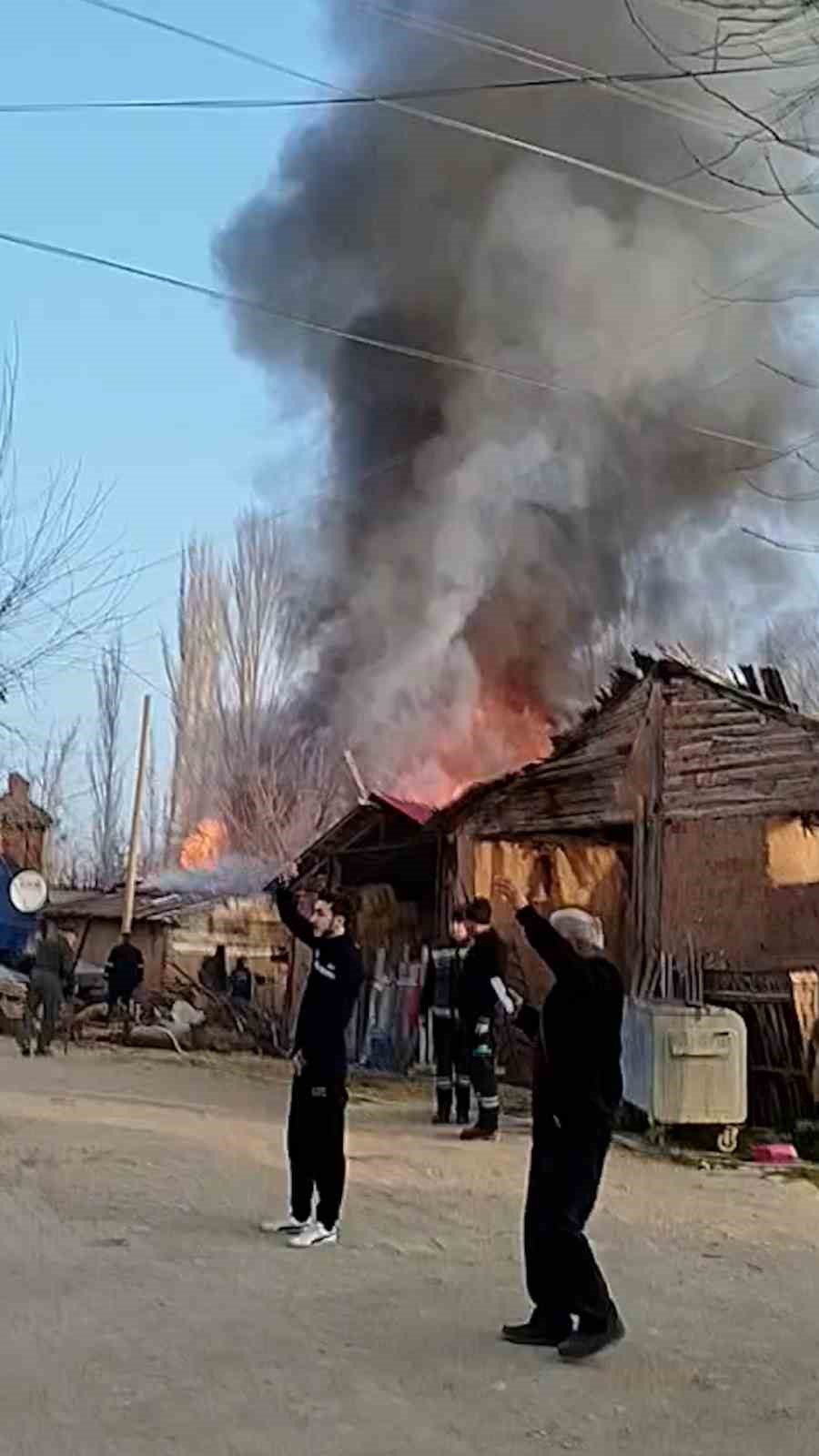 boluda-iki-katli-ahsap-ev-ve-ahir-alev-alev-yandi