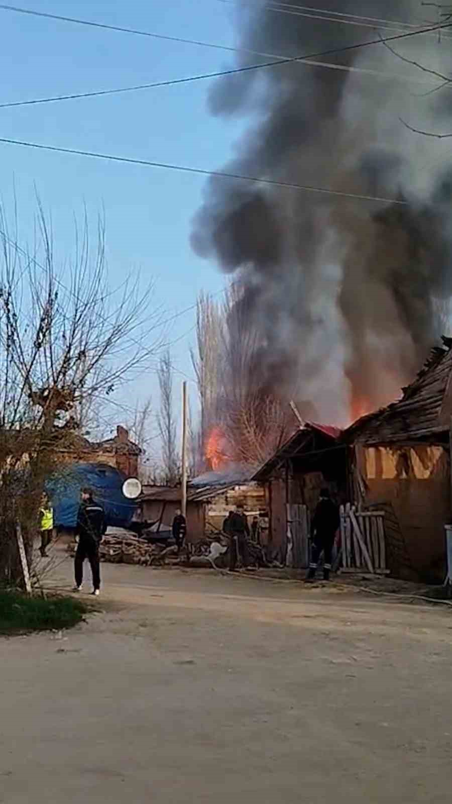 boluda-iki-katli-ahsap-ev-ve-ahir-alev-alev-yandi