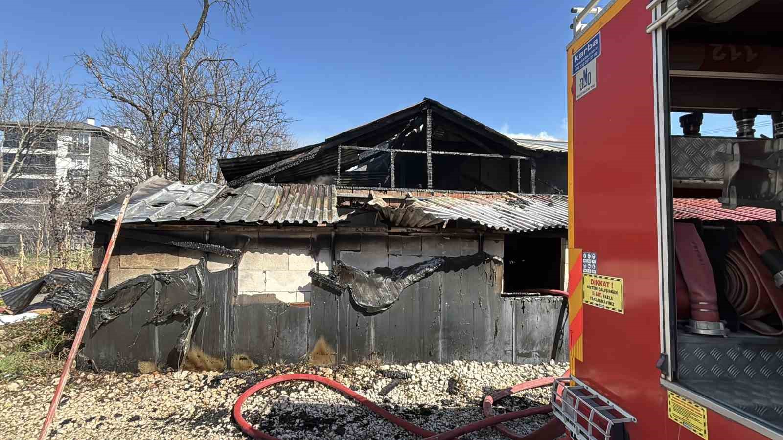 boluda-mobilya-atolyesiyle-bitisikteki-ev-alevlere-teslim-oldu