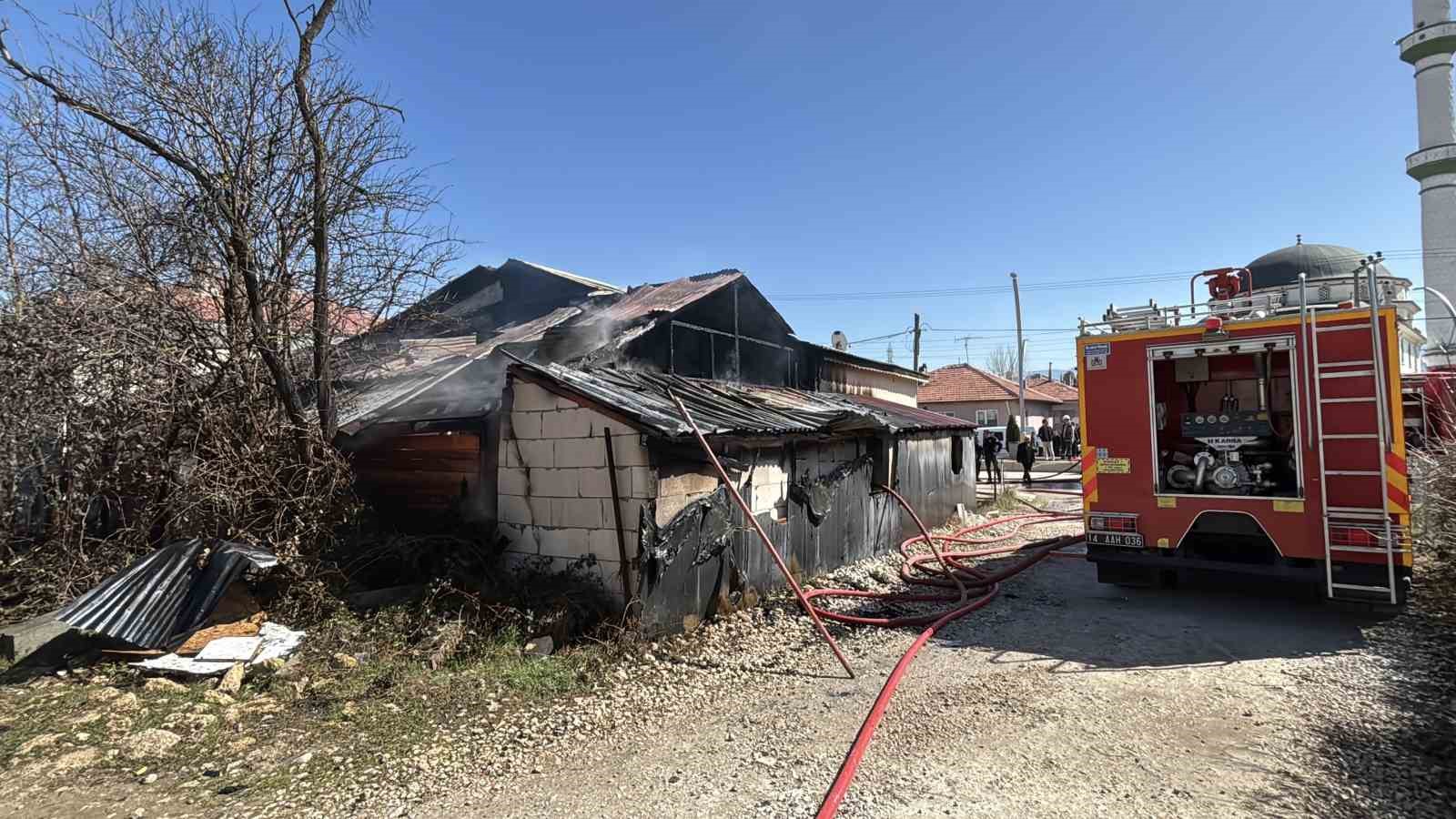 boluda-mobilya-atolyesiyle-bitisikteki-ev-alevlere-teslim-oldu