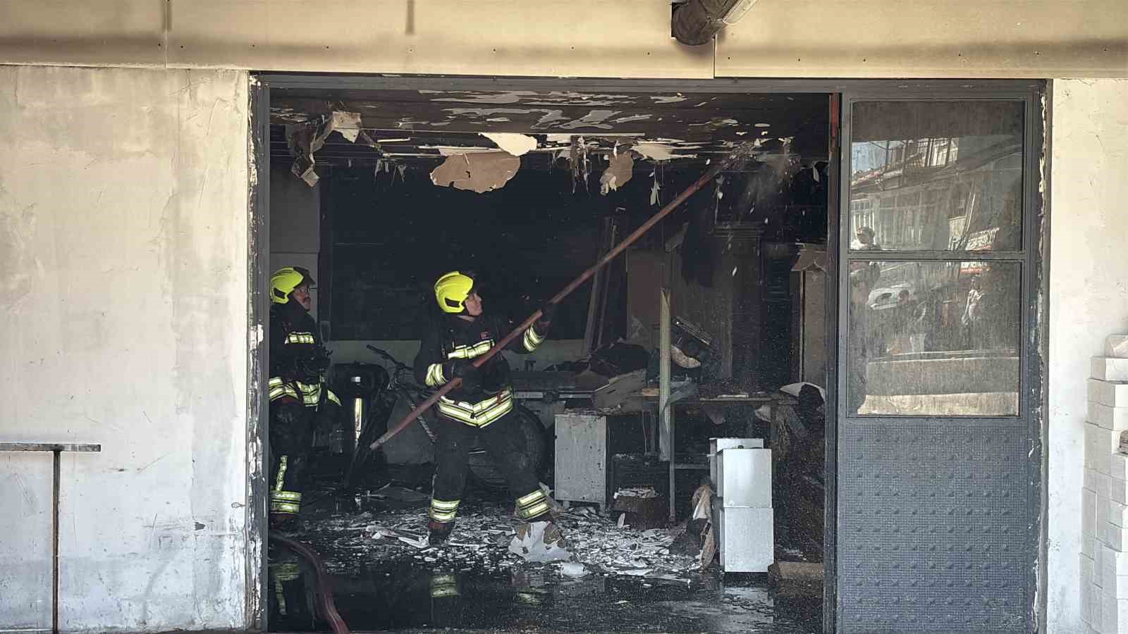 boluda-mobilya-atolyesiyle-bitisikteki-ev-alevlere-teslim-oldu