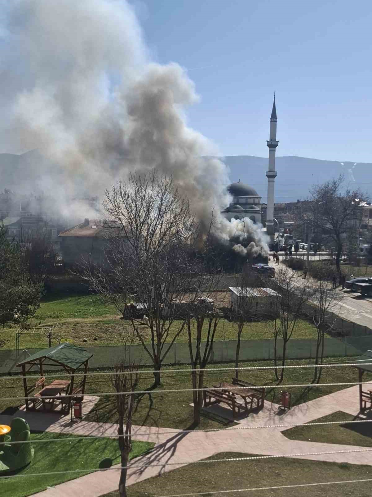 boluda-mobilya-atolyesiyle-bitisikteki-ev-alevlere-teslim-oldu