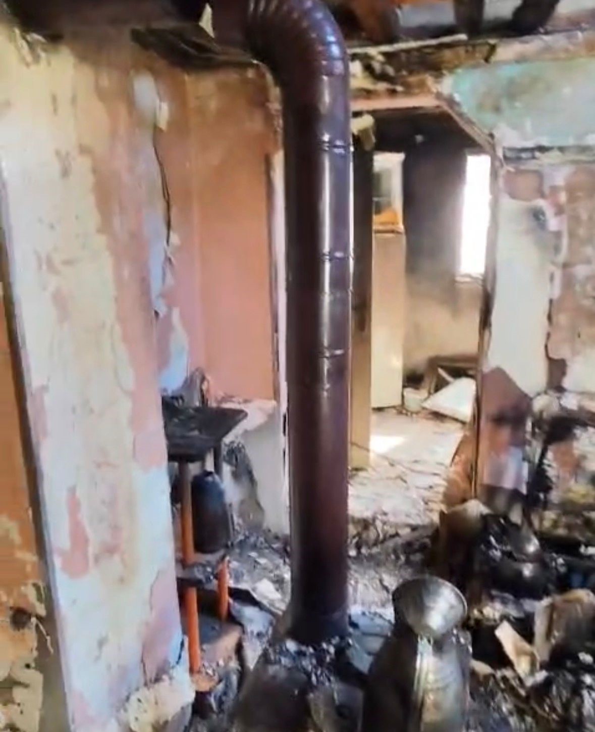 boluda-soba-kaynakli-yangin-evi-harabeye-cevirdi