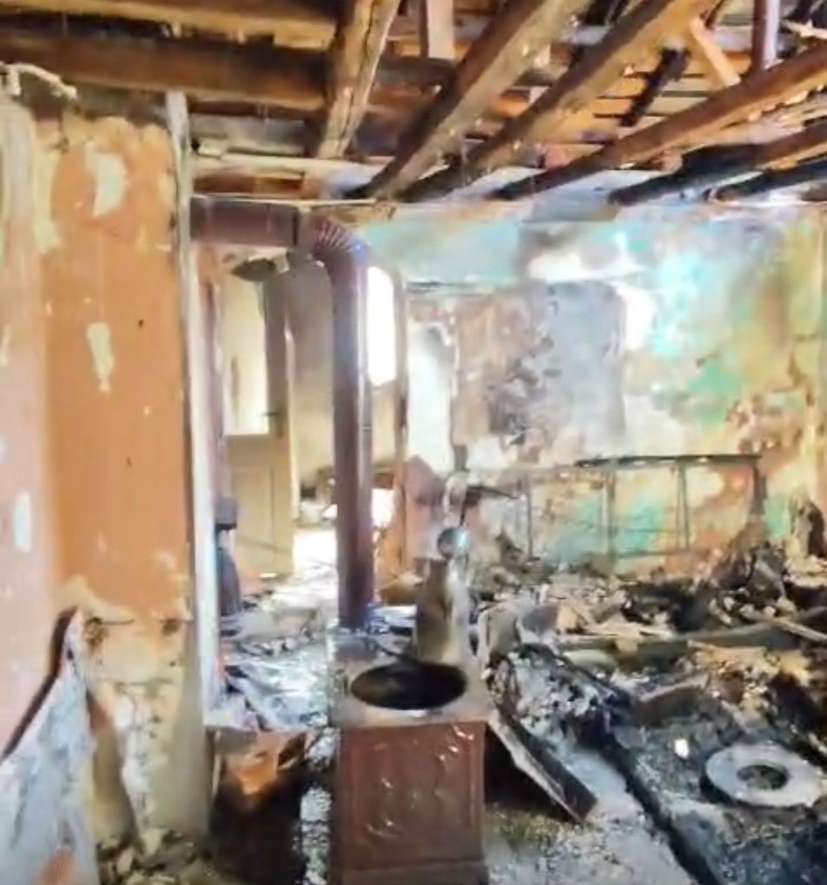 boluda-soba-kaynakli-yangin-evi-harabeye-cevirdi