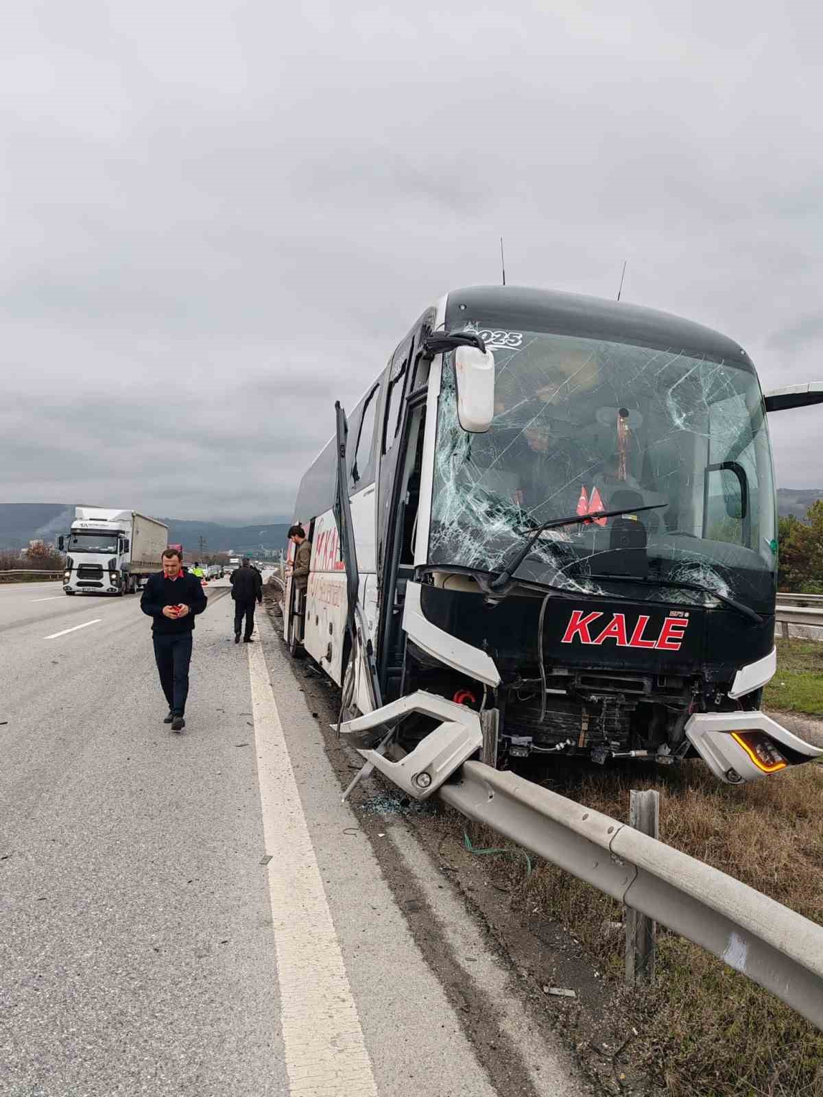 boluda-yolcu-otobusu-ile-carpisan-tir-refuje-savruldu