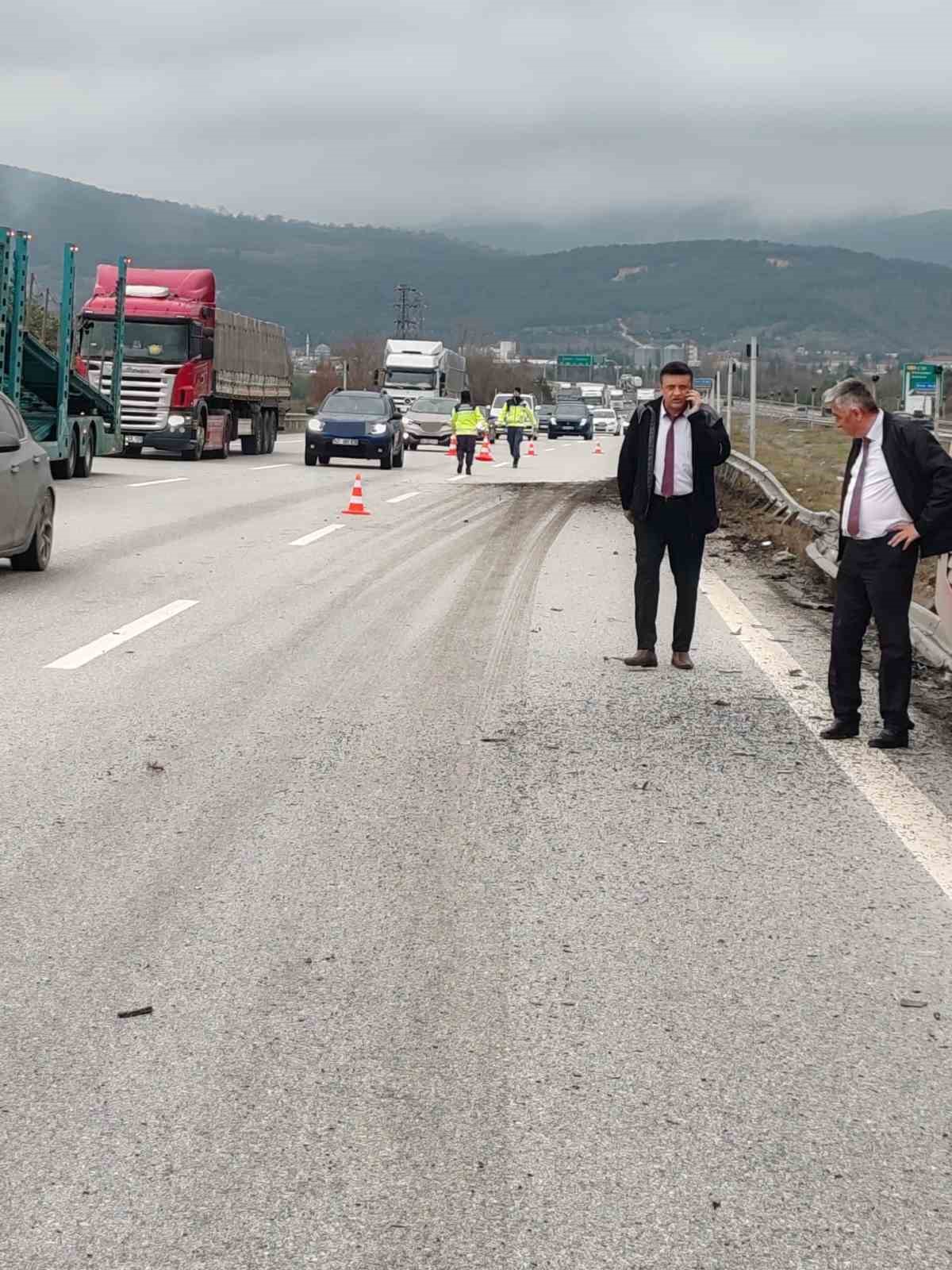 boluda-yolcu-otobusu-ile-carpisan-tir-refuje-savruldu