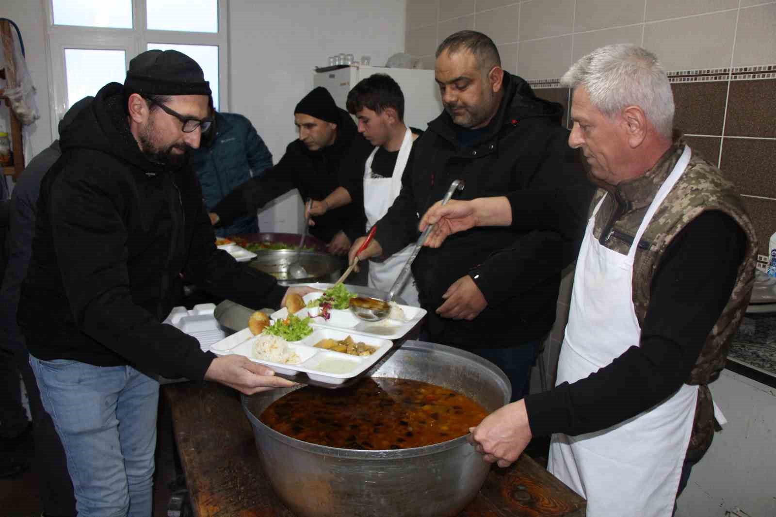 bu-koyde-ramazan-boyunca-yemeklere-kadin-eli-degmiyor