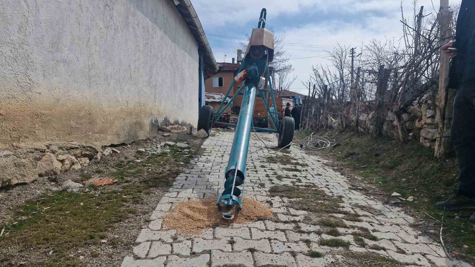 bugday-aktarimi-sirasinda-facia-kardeslerden-biri-gocukte-kaldi-digerinin-parmaklari-koptu