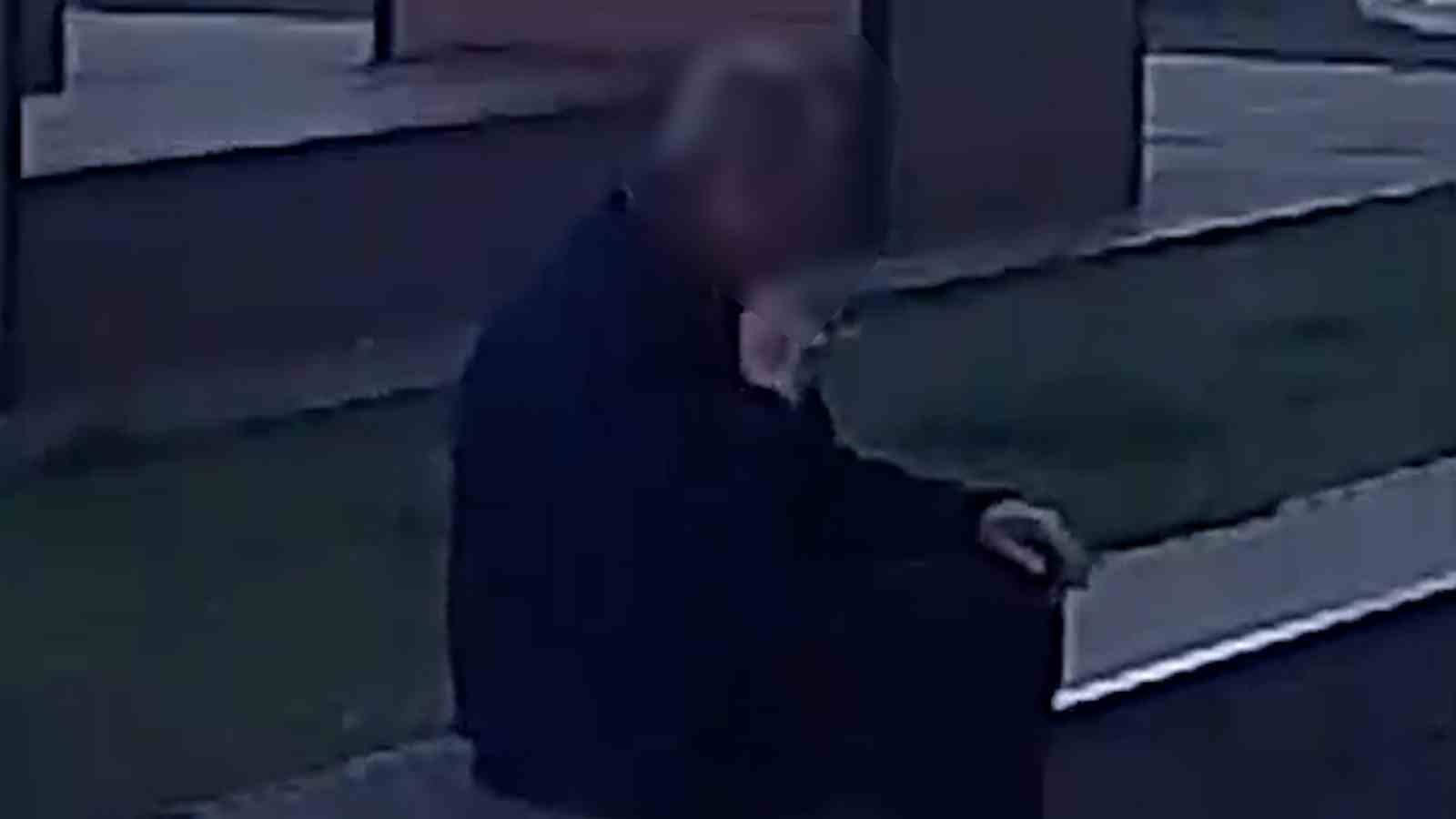 cadde-ortasinda-boynuna-ve-yuzune-kesikler-atti