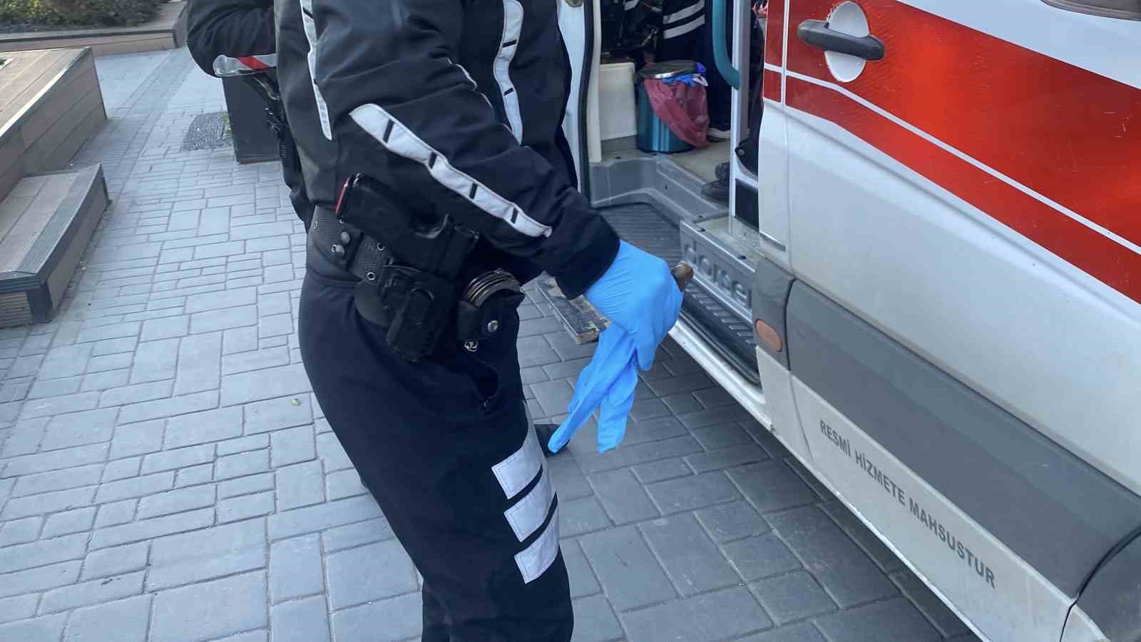 cadde-ortasinda-boynuna-ve-yuzune-kesikler-atti