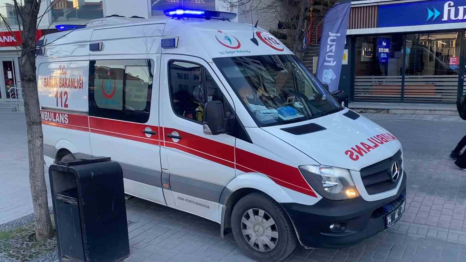 cadde-ortasinda-boynuna-ve-yuzune-kesikler-atti