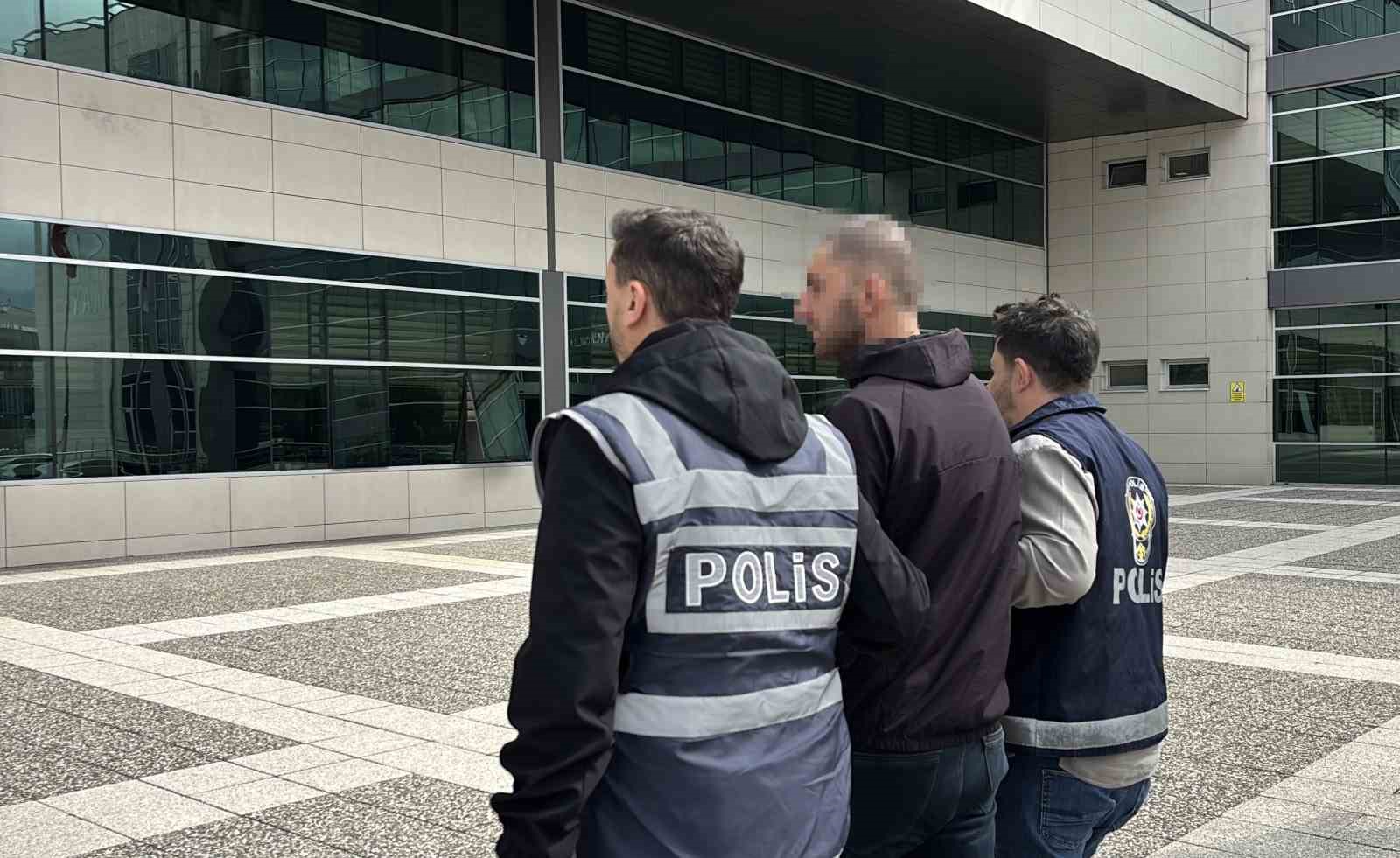 caldigi-kamyonla-eski-sevgilisinin-evine-gitti-camdan-girdigi-evden-laptop-caldi