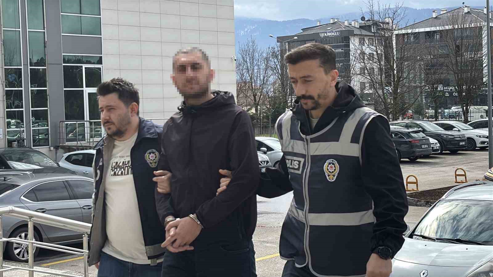 caldigi-kamyonla-eski-sevgilisinin-evine-gitti-camdan-girdigi-evden-laptop-caldi