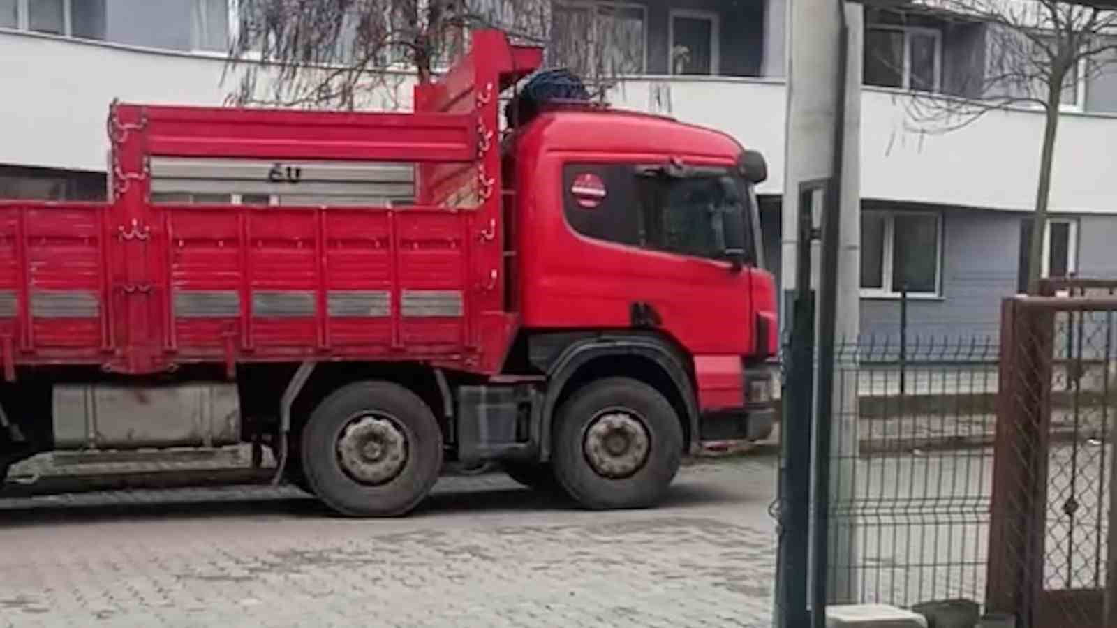 caldigi-kamyonla-eski-sevgilisinin-evine-gitti-camdan-girdigi-evden-laptop-caldi