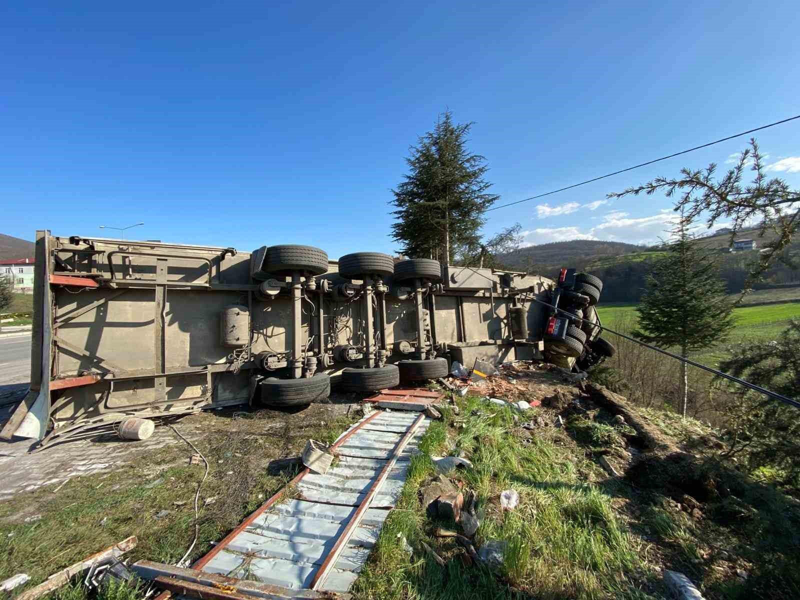 cay-yuklu-tir-devrildi-1-yarali