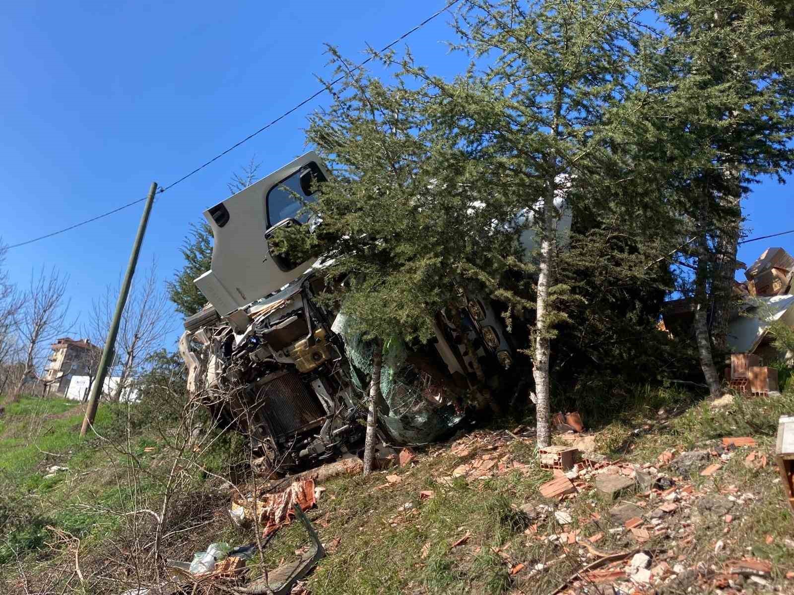 cay-yuklu-tir-devrildi-1-yarali