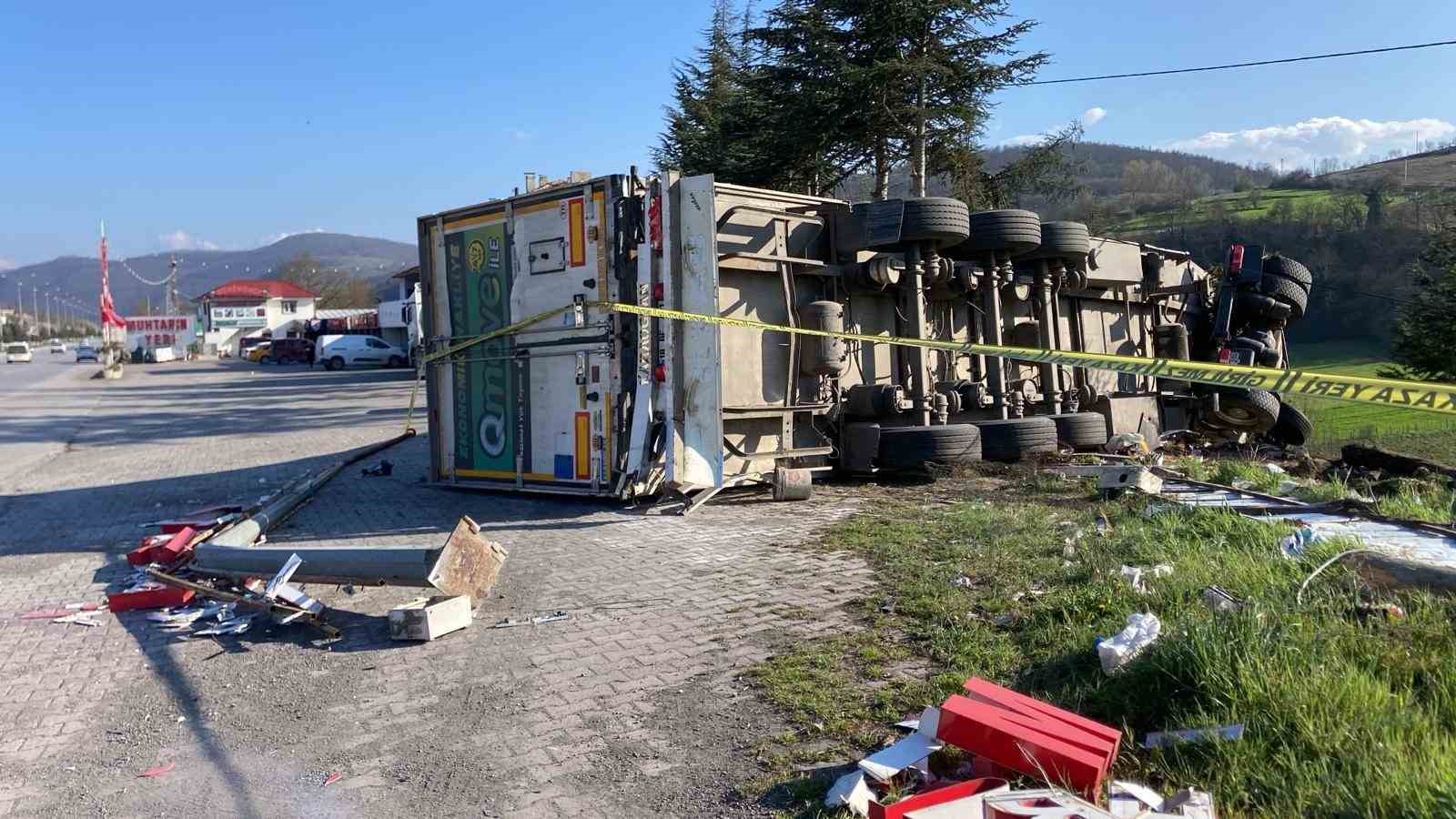 cay-yuklu-tir-devrildi-1-yarali