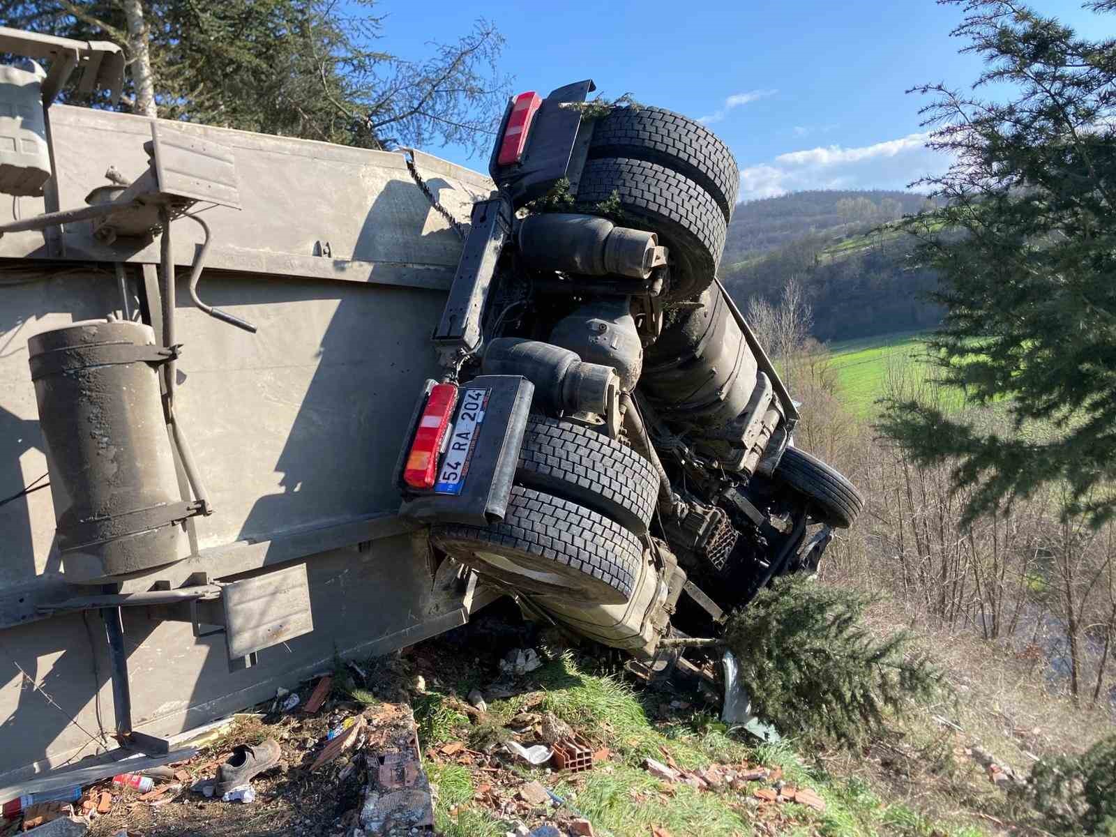 cay-yuklu-tir-devrildi-1-yarali