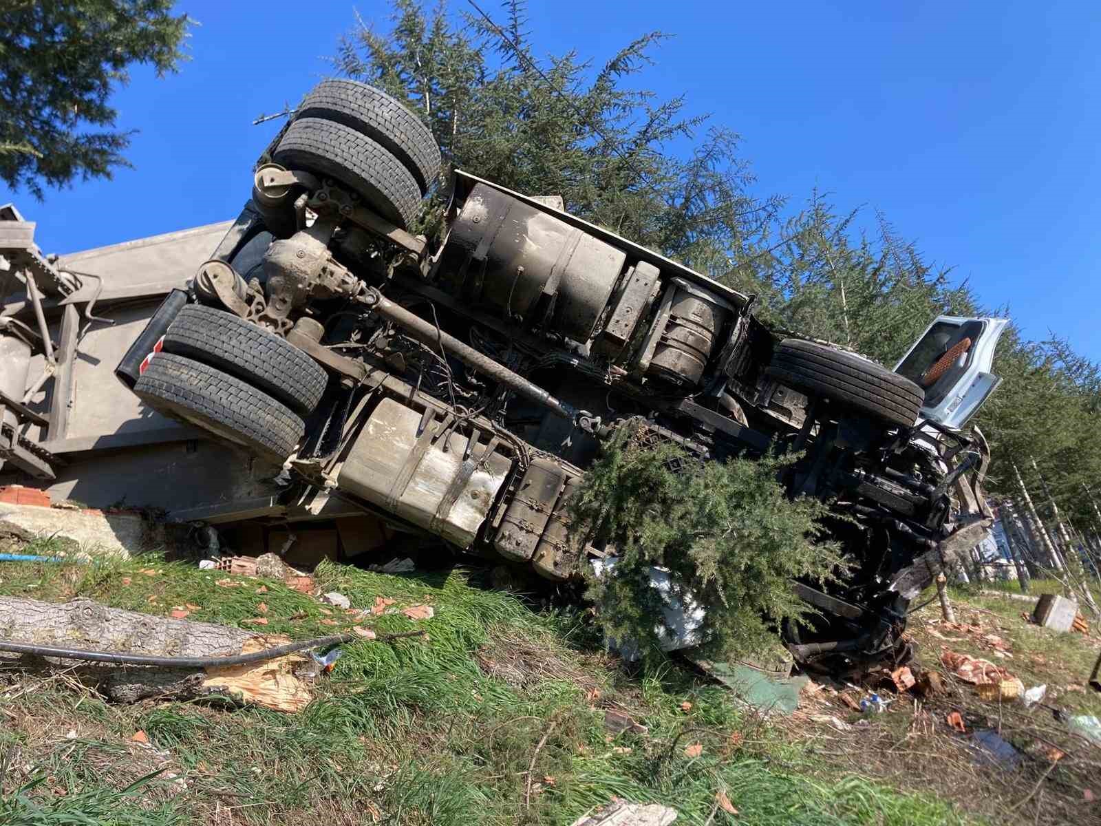 cay-yuklu-tir-devrildi-1-yarali