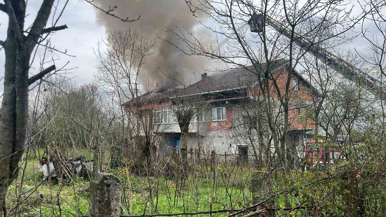 caycumada-ev-yangini-korku-ve-panige-yol-acti-patlama-ani-amator-kameraya-yansidi