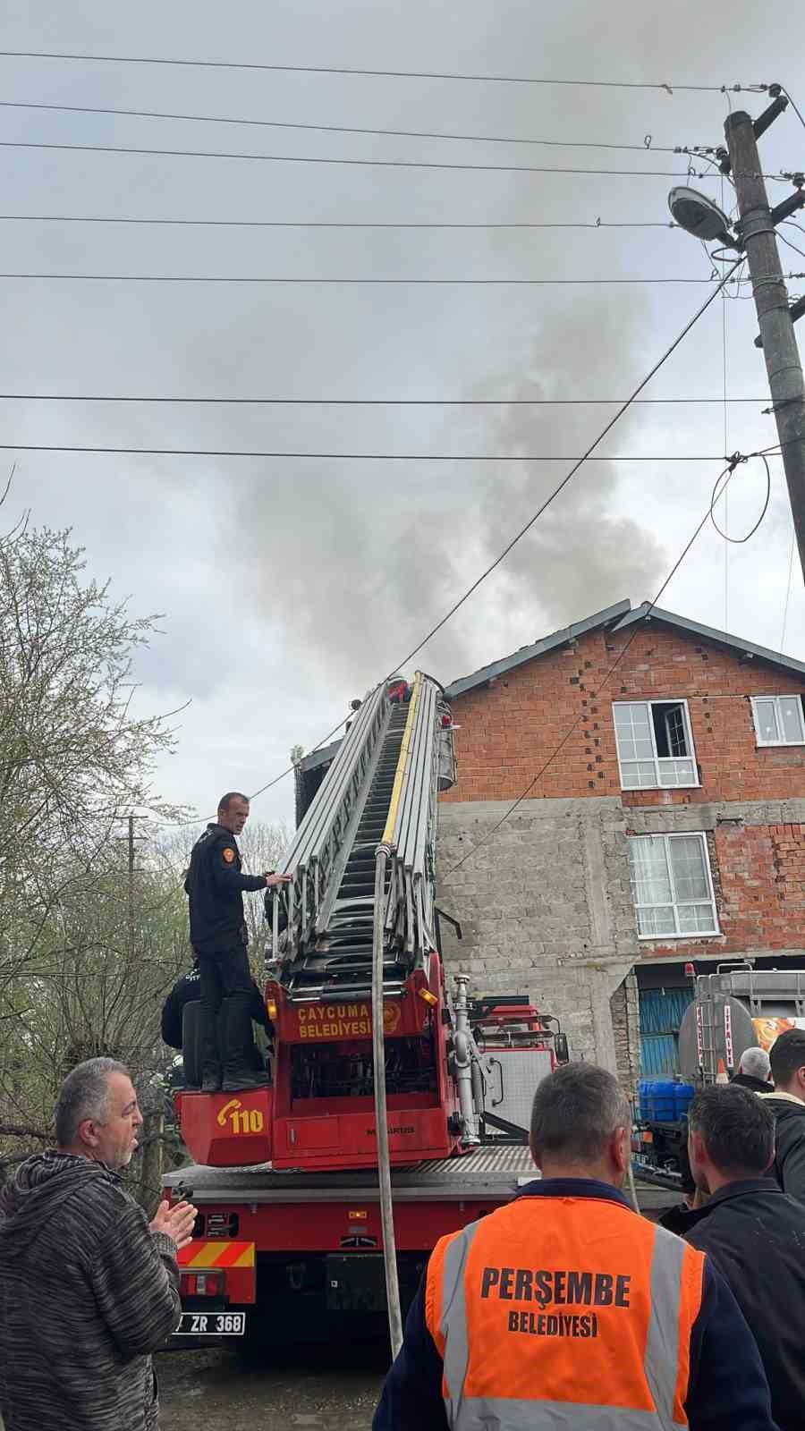 caycumada-ev-yangini-korku-ve-panige-yol-acti-patlama-ani-amator-kameraya-yansidi