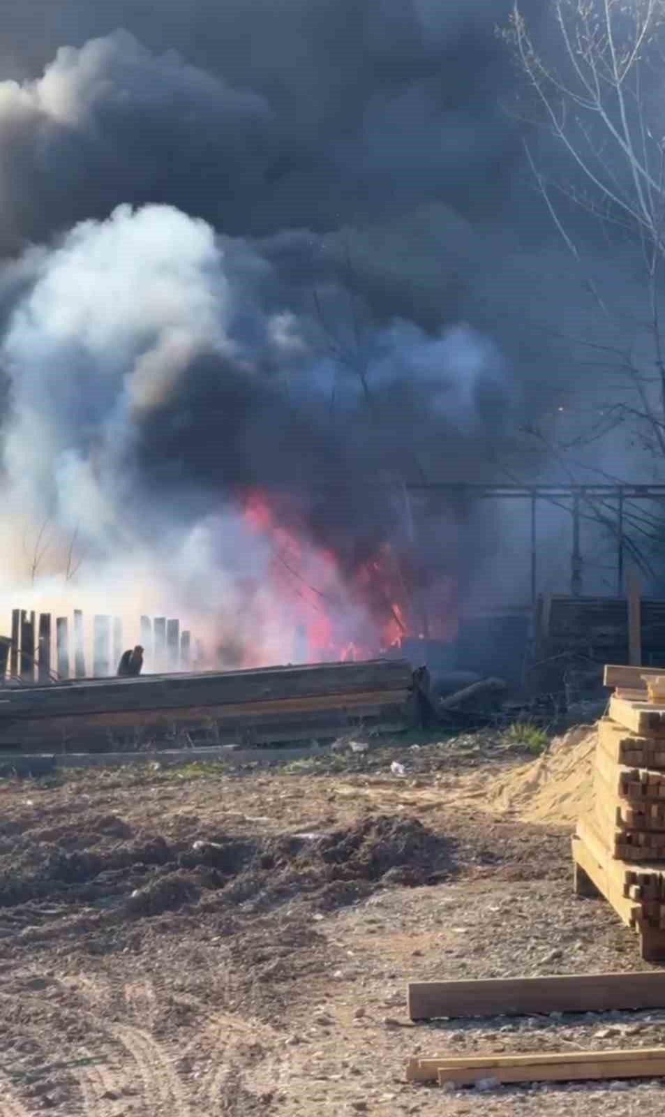 cop-konteynerlerinde-cikan-yangin-korkuttu