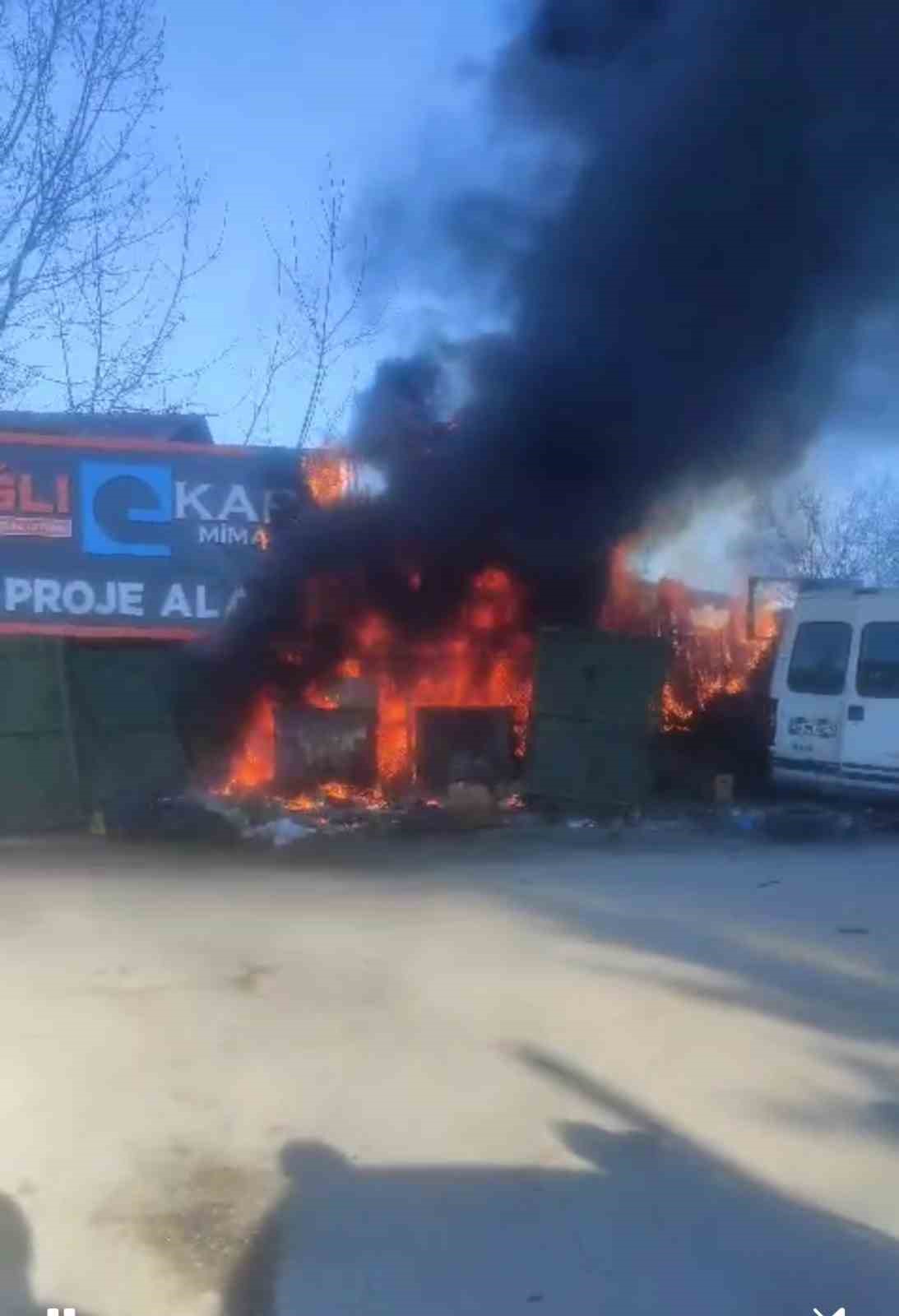 cop-konteynerlerinde-cikan-yangin-korkuttu