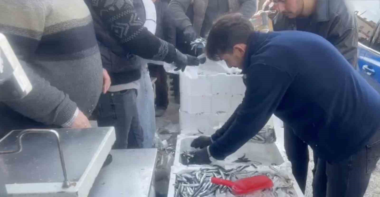 corumda-balikci-baba-ve-oglu-100-kasa-ucretsiz-balik-dagitti