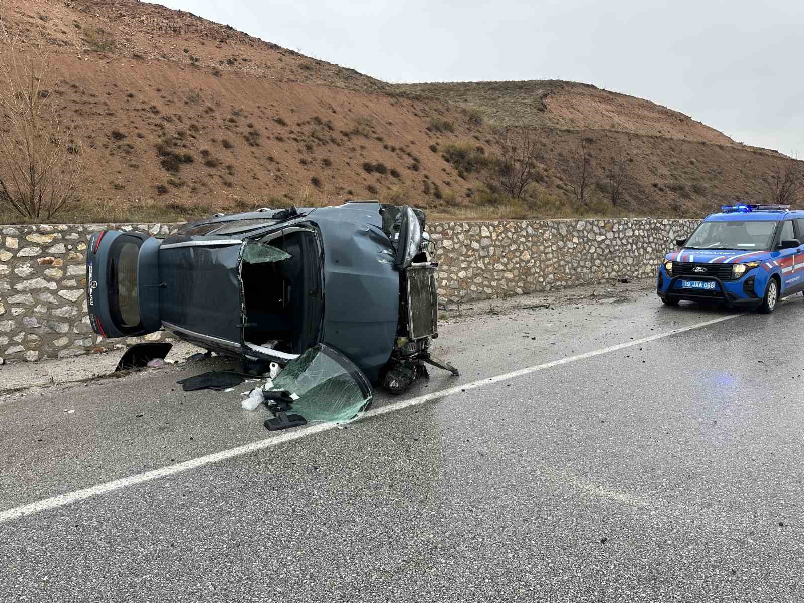 corumda-devrilen-otomobildeki-5-kisi-yaralandi