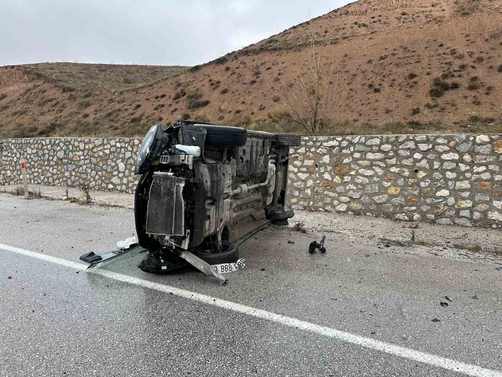 corumda-devrilen-otomobildeki-5-kisi-yaralandi