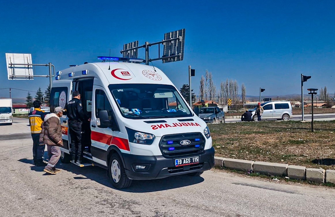 corumda-hafif-ticari-arac-ile-otomobil-carpisti-1-yarali