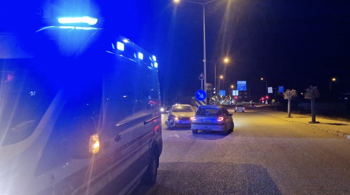 corumda-iki-otomobil-carpisti-2-yarali