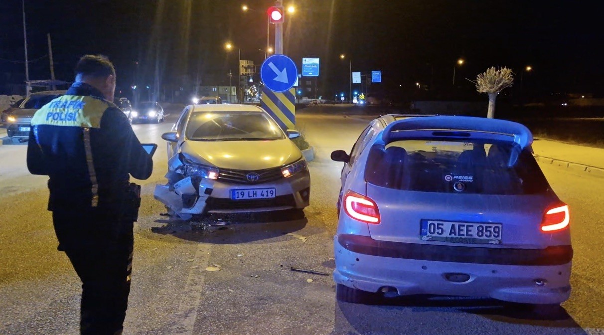 corumda-iki-otomobil-carpisti-2-yarali