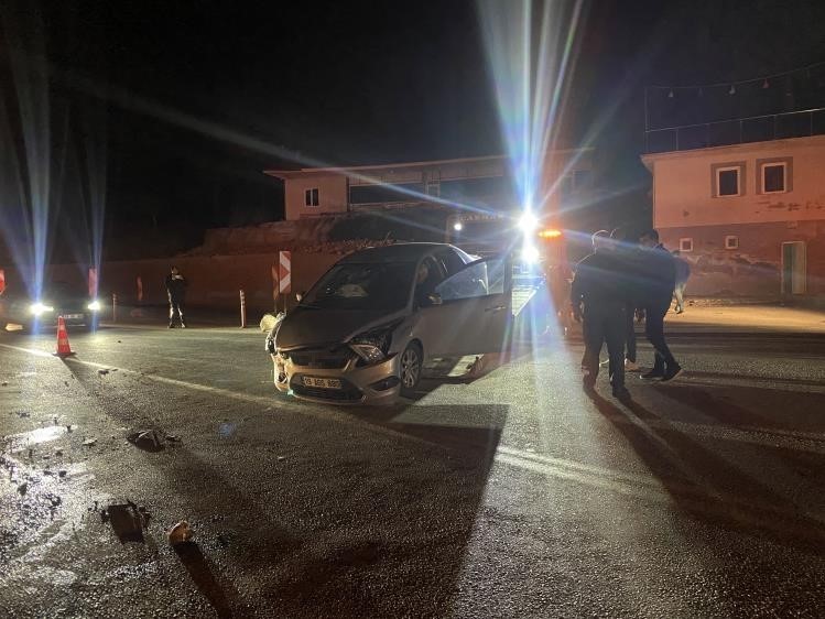 corumda-iki-otomobil-carpisti-6-yarali