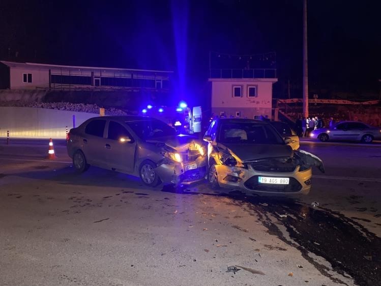 corumda-iki-otomobil-carpisti-6-yarali