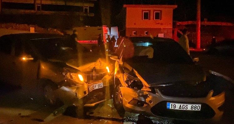 corumda-iki-otomobil-carpisti-6-yarali