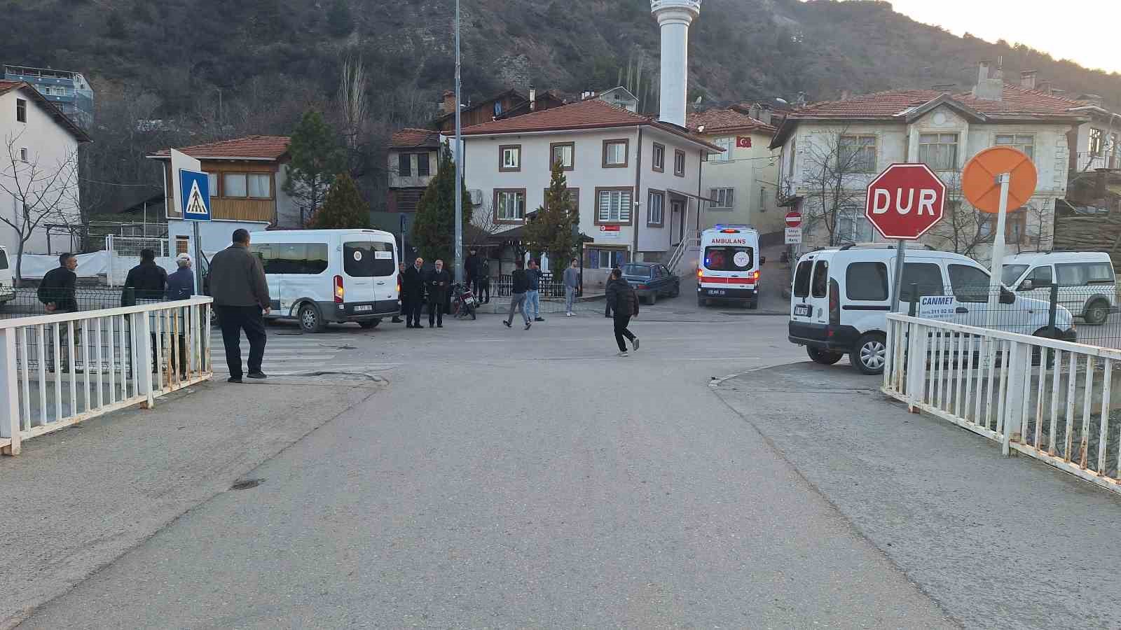 corumda-minibus-ile-motosiklet-carpisti-1-yarali