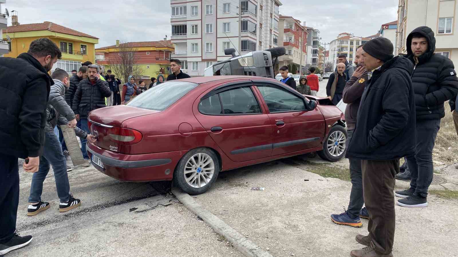 corumda-minibus-ile-otomobil-carpisti-5-yarali