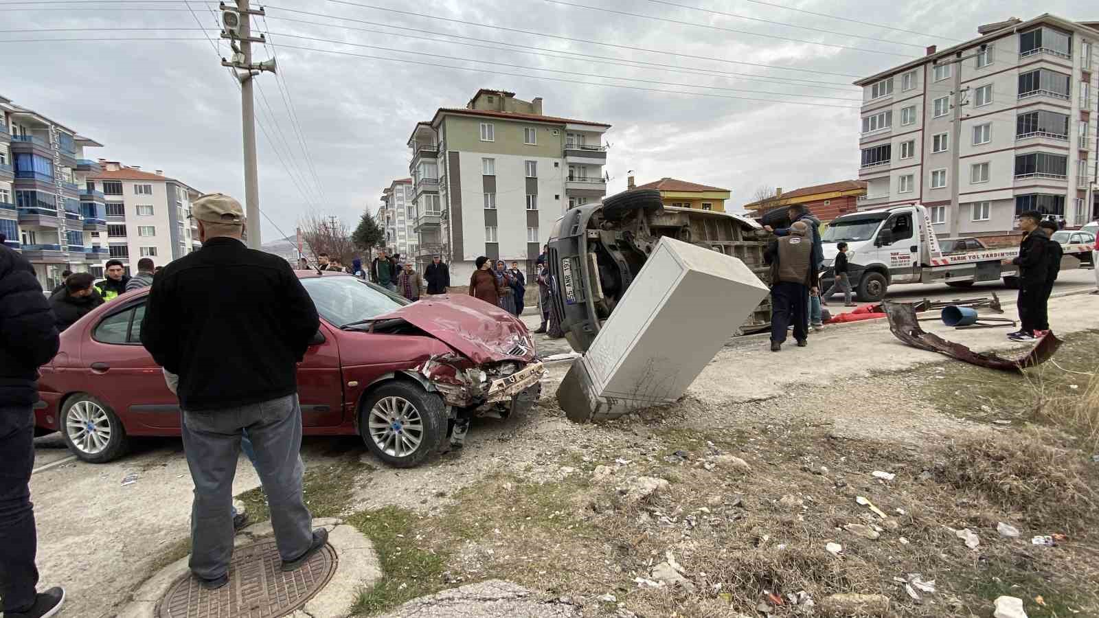 corumda-minibus-ile-otomobil-carpisti-5-yarali