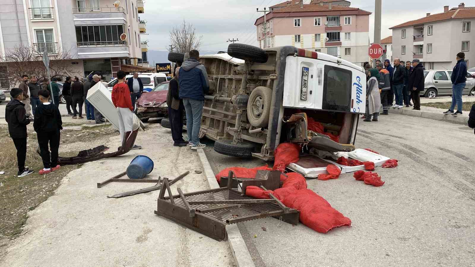 corumda-minibus-ile-otomobil-carpisti-5-yarali