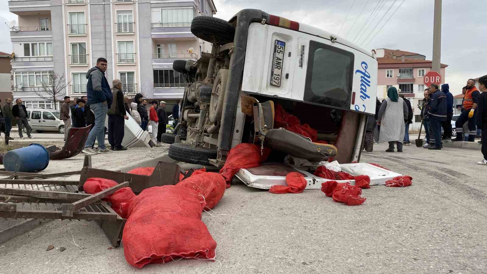 corumda-minibus-ile-otomobil-carpisti-5-yarali