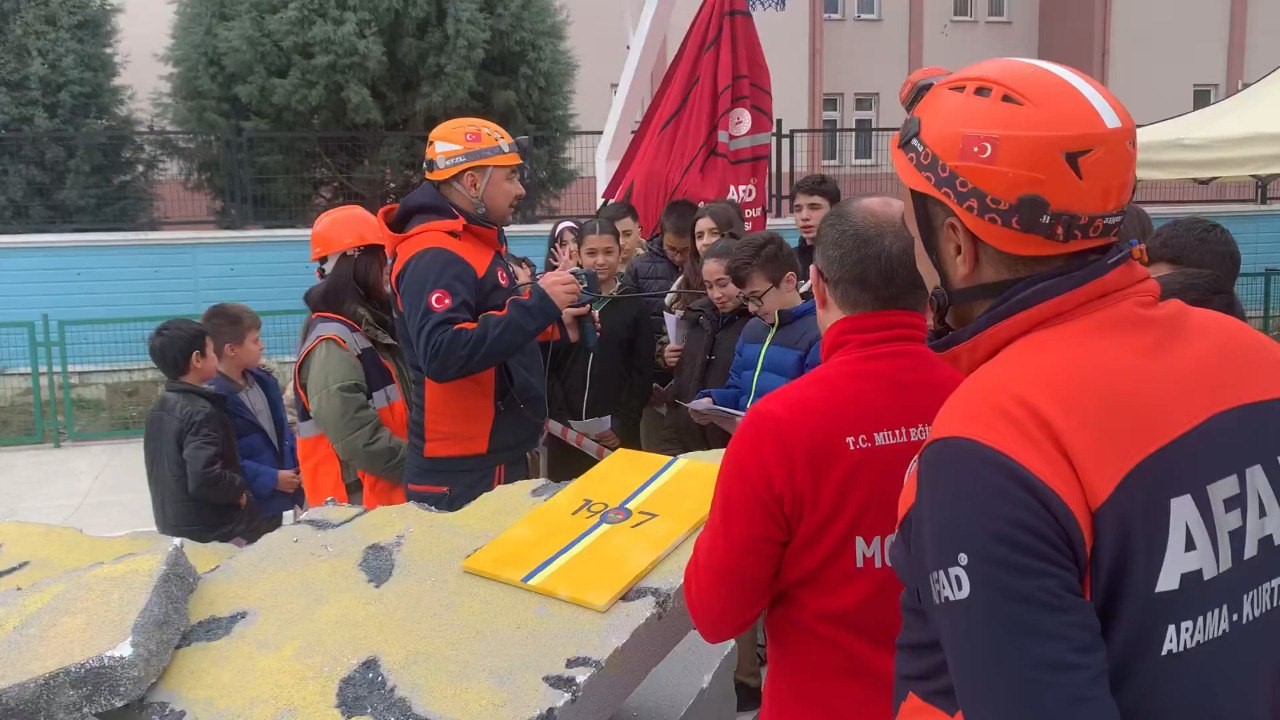 corumda-ogrencilere-deprem-egitimi