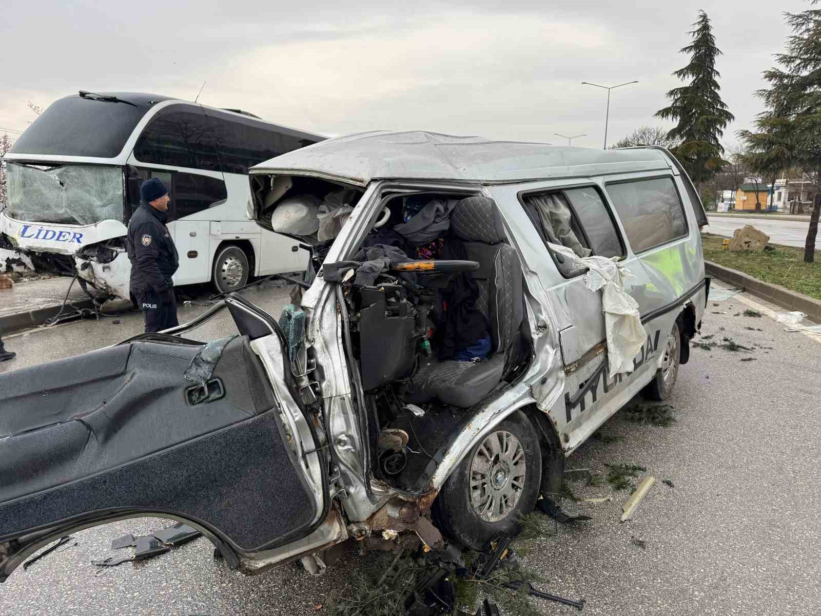 corumda-otobus-ile-minibus-carpisti-1i-agir-7-yarali