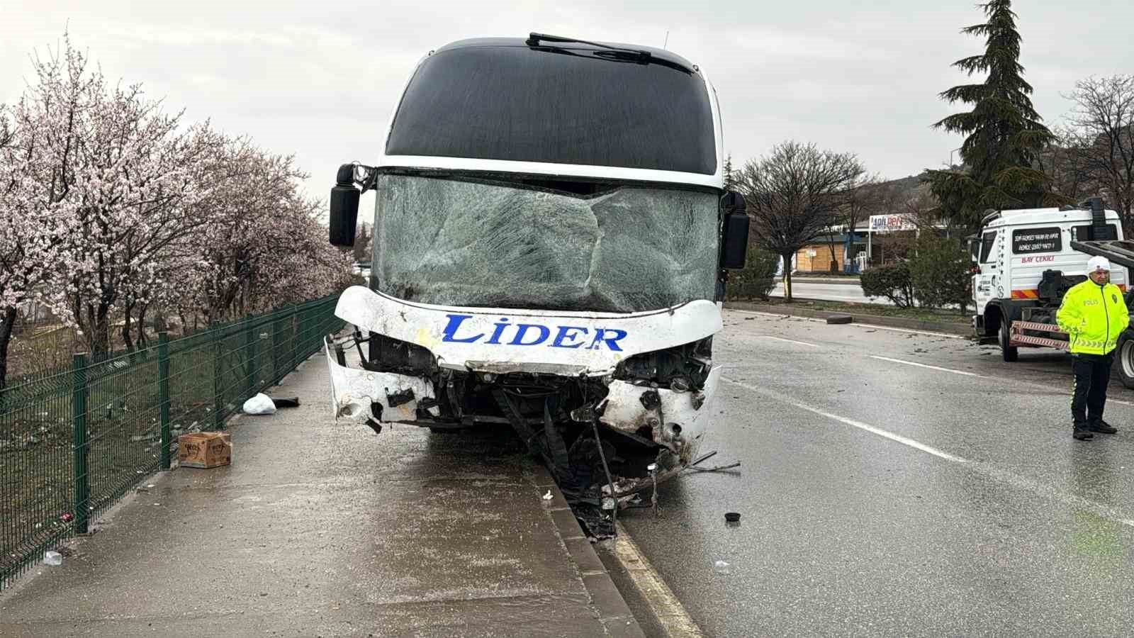corumda-otobus-ile-minibus-carpisti-1i-agir-7-yarali