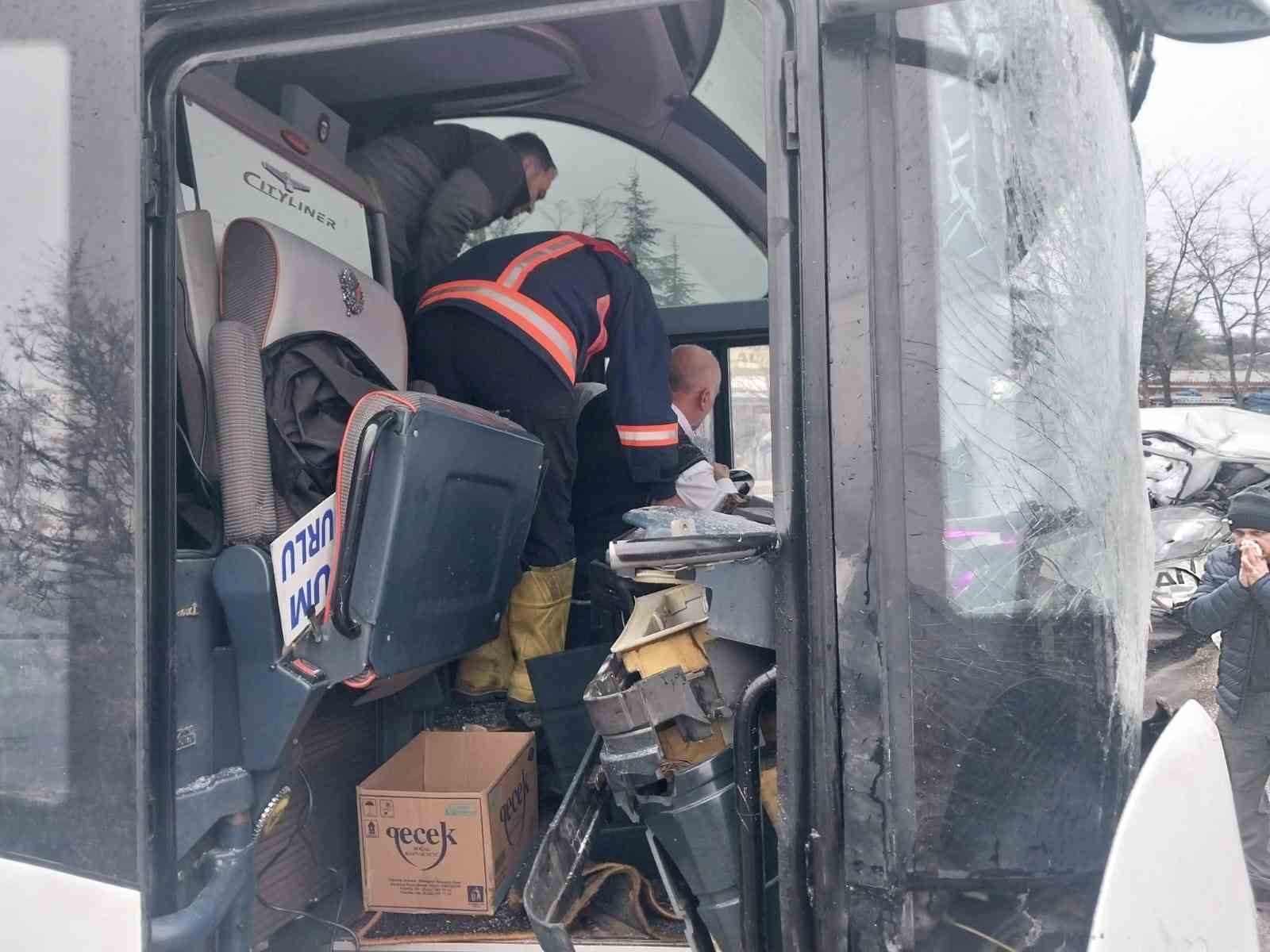 corumda-otobus-ile-minibus-carpisti-1i-agir-7-yarali