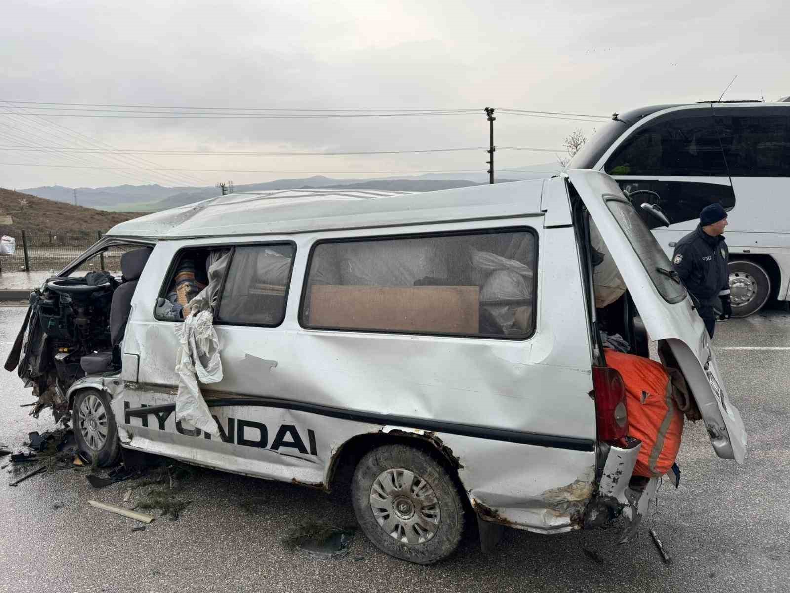 corumda-otobus-ile-minibus-carpisti-1i-agir-7-yarali