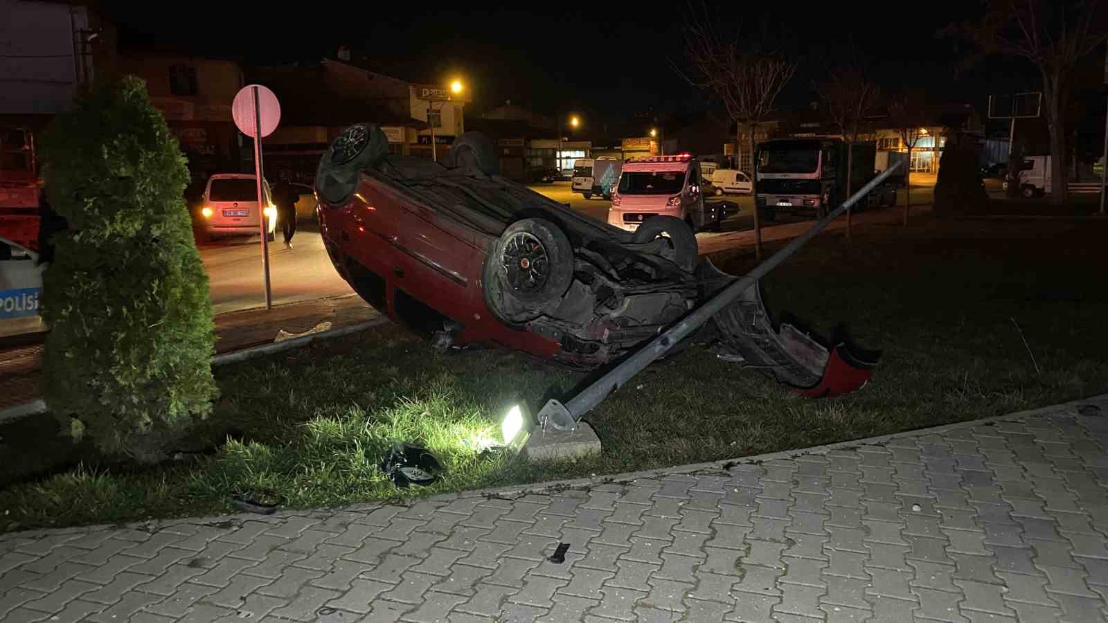 corumda-otomobil-takla-atti-1-yarali