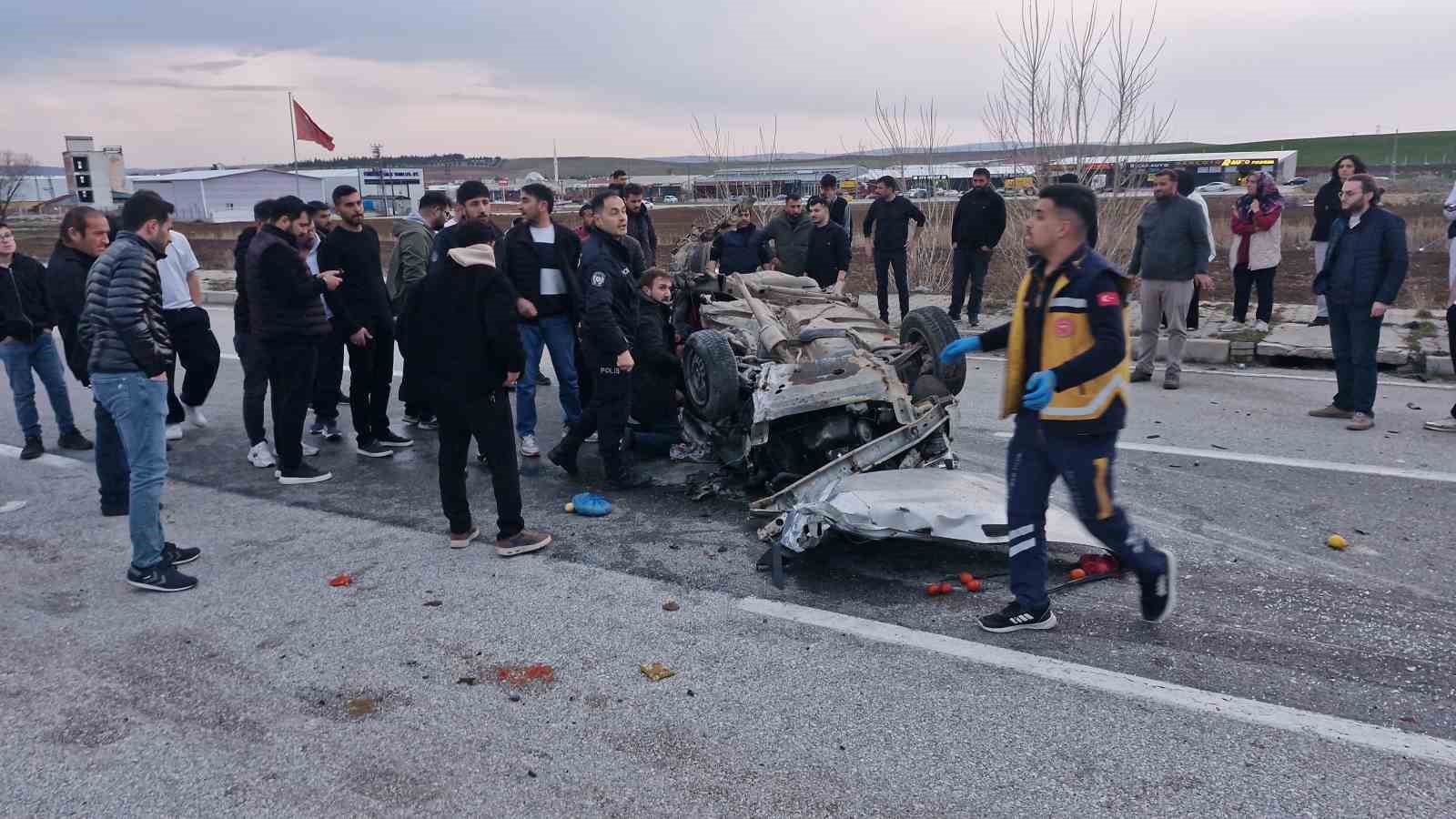 corumda-otomobil-takla-atti-3-yarali