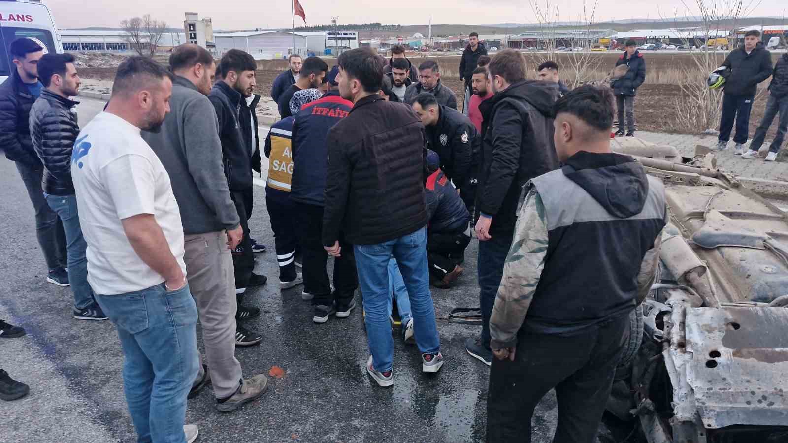 corumda-otomobil-takla-atti-3-yarali