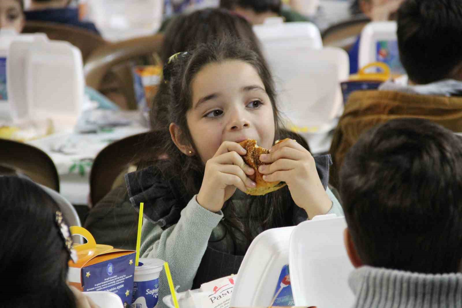 corumda-tekne-orucu-coskusu-yuzlerce-cocuk-ayni-anda-iftarini-acti